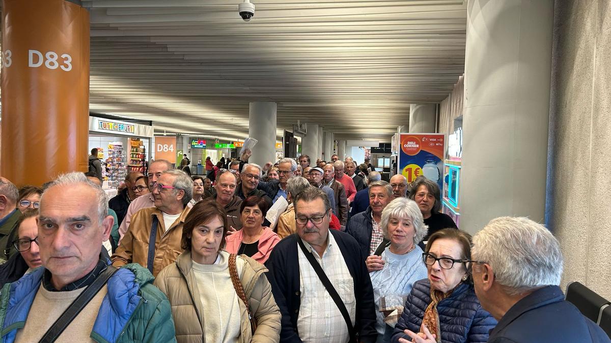 VÍDO | Doscientos turistas gallegos del Imserso se quedan tirados en el aeropuerto de Palma