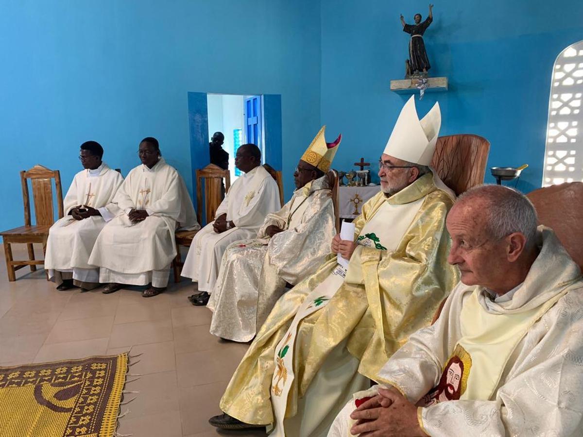 Monseñor Martine, Jesús Sanz Montes y Antonio Herrero, en la inauguración de la iglesia de Gamia este año.