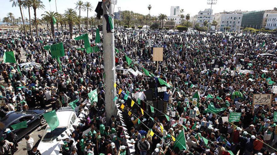 Partidaris de Gaddafi celebrant a Trípoli les suposades recuperacions de les ciutats rebels de l&#039;est.