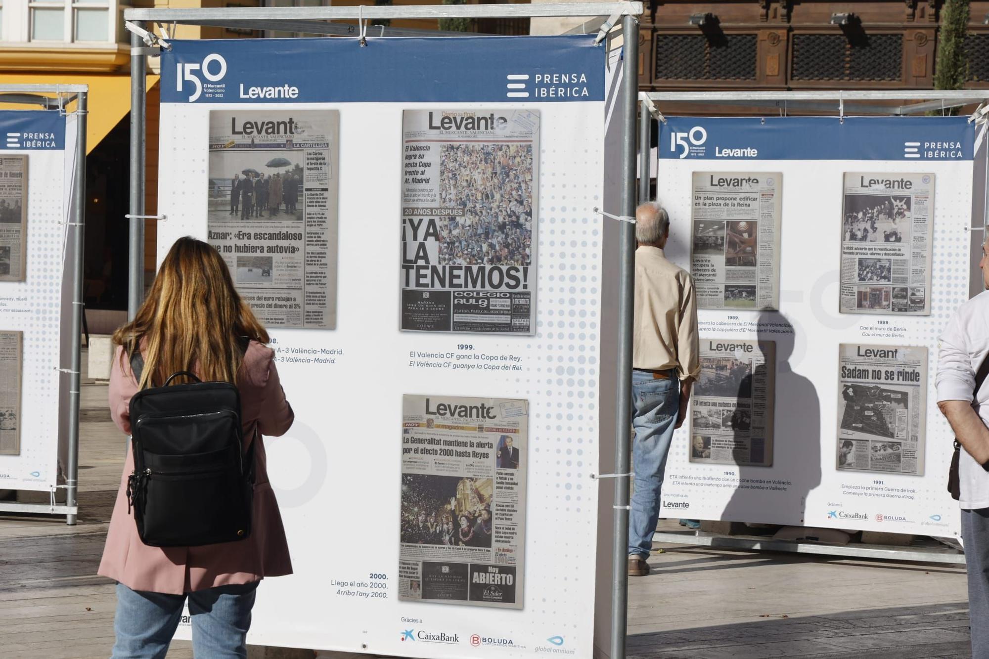 Levante-EMV expone 150 portadas para la historia en la plaza de la Reina