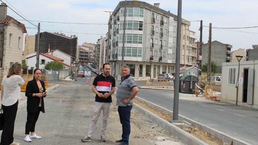 Miembros del gobierno local visitaron ayer las obras de Chousa Nova.