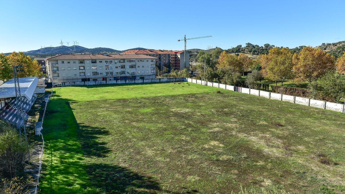 De campo de fútbol a solar para viviendas en Plasencia: el 'Mundial 82' volverá a manos municipales.