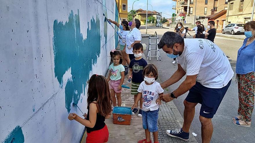 Villamayor se vuelca en la pintura del mural que recogerá la historia del pueblo