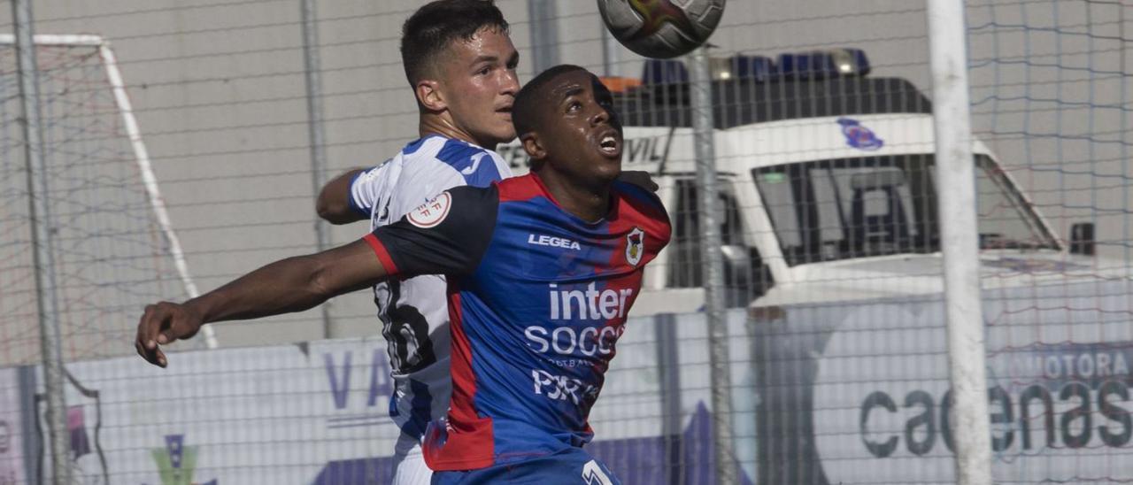 Dorian, del Langreo, en primer término, trata de hacerse con el balón ante Alba, del Leganés B.  |