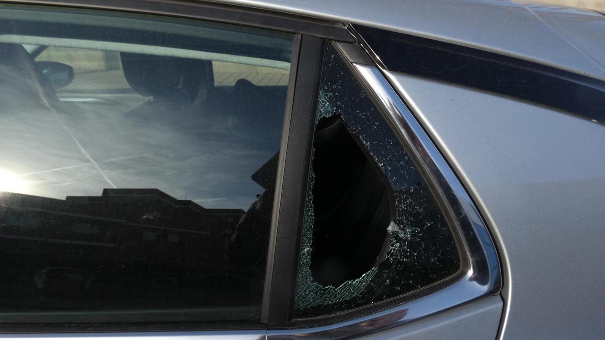 Uno de los coches en los que robaron en su interior