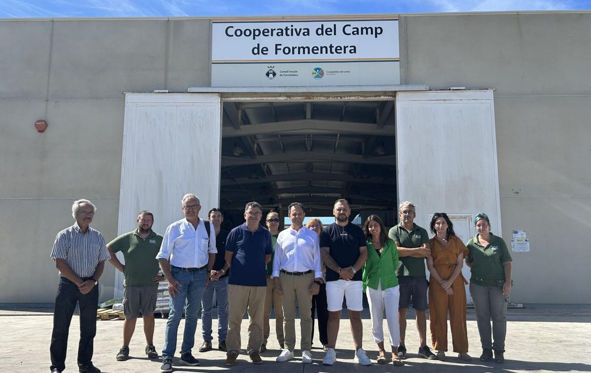 Políticos y trabajadores posan frente a la Cooperativa del Campo de Formentera  | CAIB