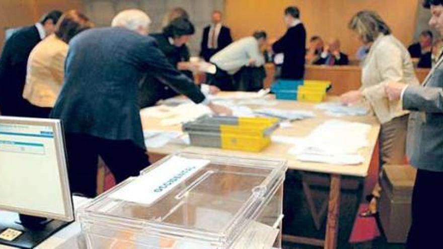 El recuento celebrado ayer en el Palacio de Justicia de Oviedo de las papeletas del voto emigrante.