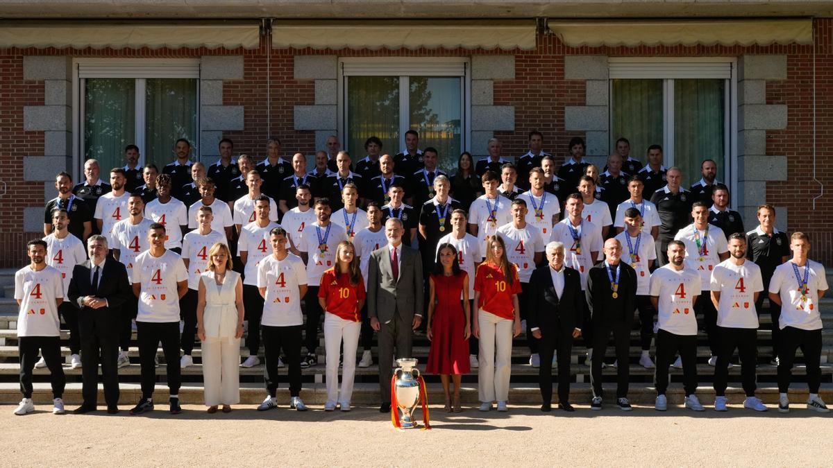 Los Reyes y sus hijas reciben a la selección española para celebrar con ellos la Eurocopa