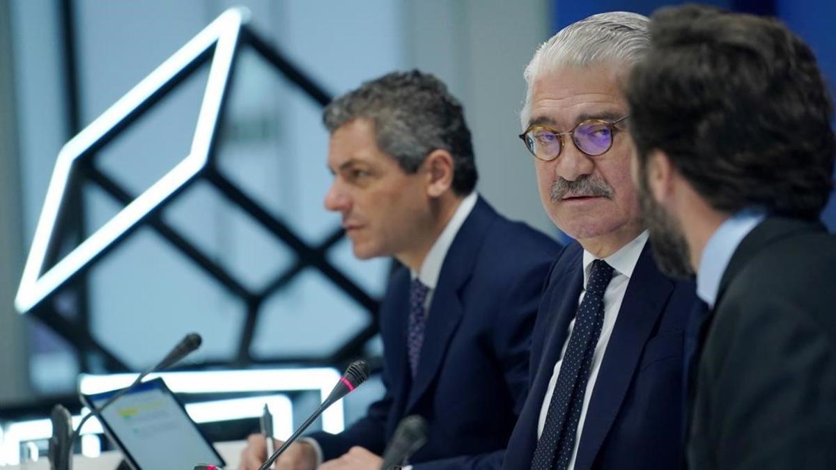 El consejero delegado de Endesa, José Bogas, y el director financiero, Luca Passa, en la presentación de resultados del 2019