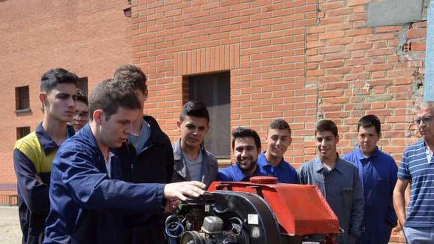 Demostración de alumnos en el IES Los Sauces de Benavente.