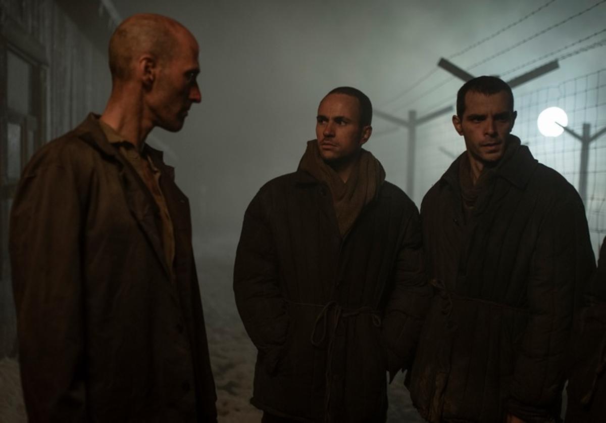 El actor vigués Alejandro Jato (2i), en una escena de La Tregua.