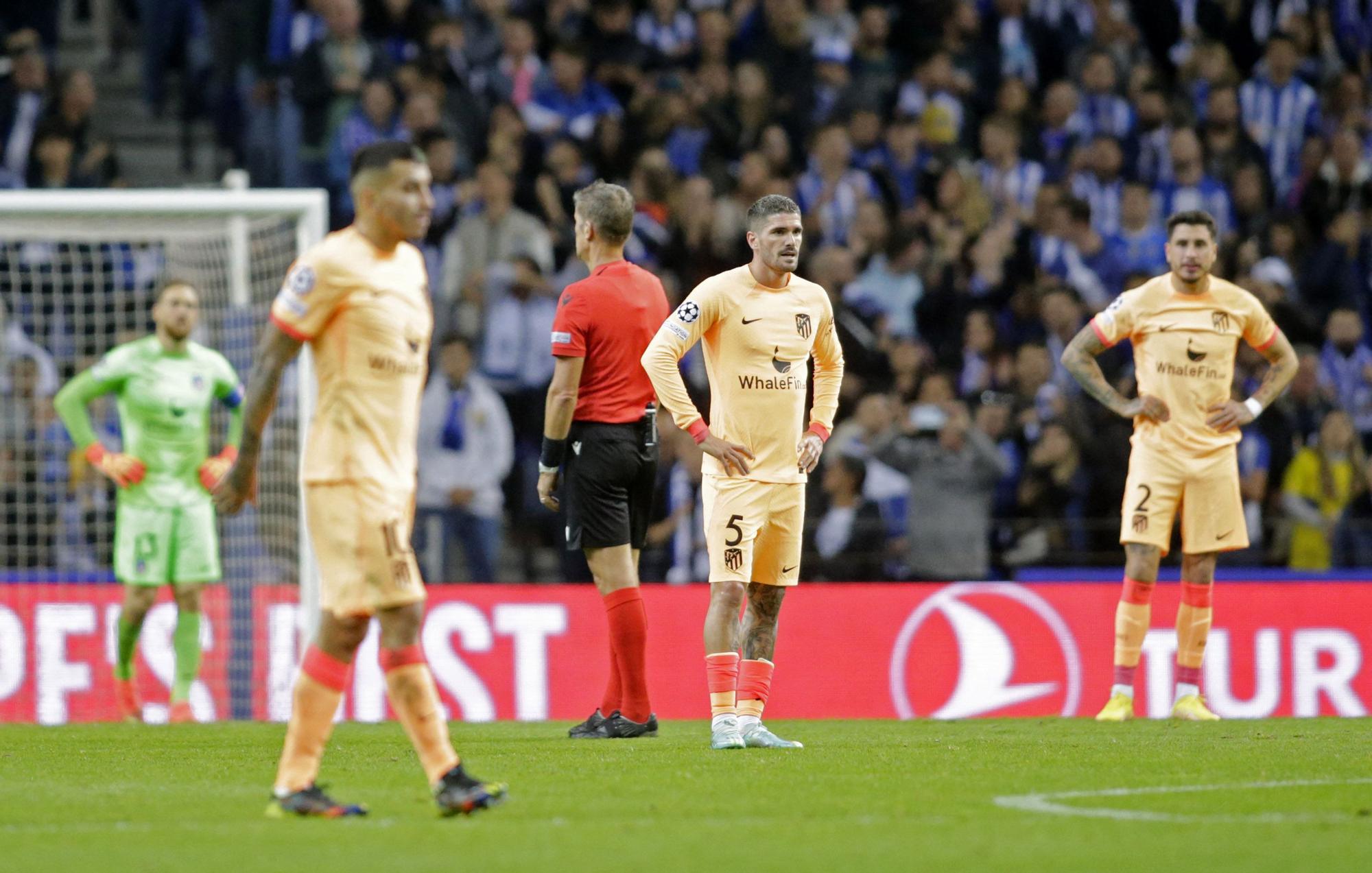 Los jugadores del Atlético se lamentan tras encajar un gol en Oporto.