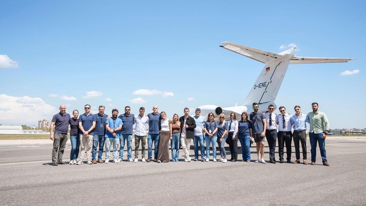 Parte del equipo del Grupo Atlantic Air en el Aeropuerto de Cuatro Vientos (Madrid). Al fondo, uno de los Cessna Citation CJ2+ de la compañía.