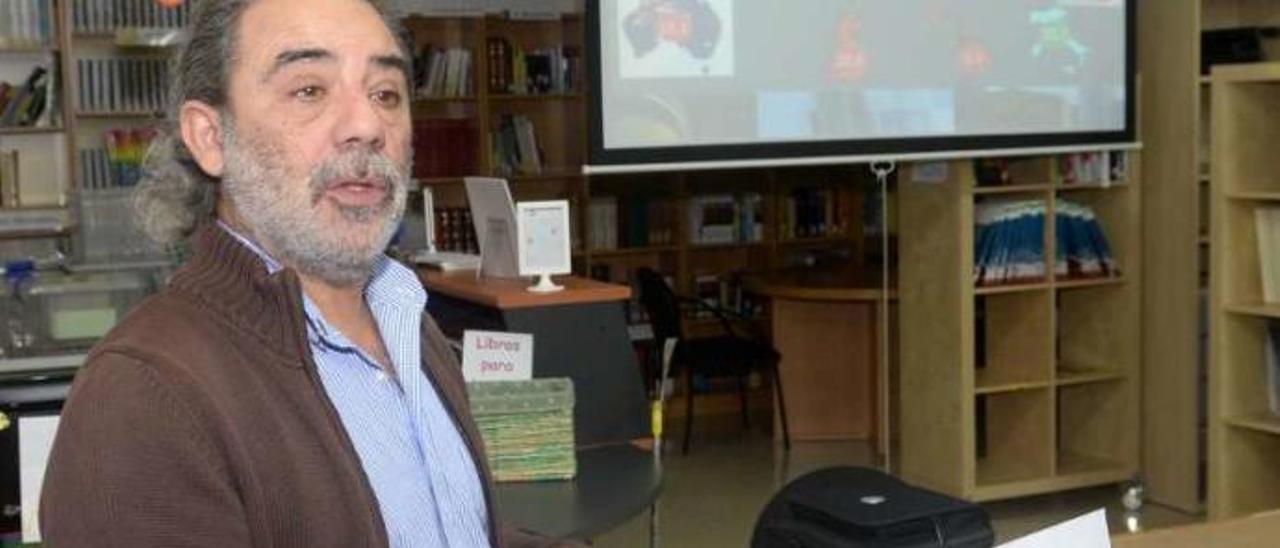 El doctor Emilio Arruti en su exposición ante los alumnos. // Noé Parga