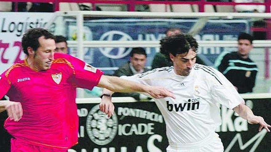 Tomás, con la camiseta del Sevilla Fútbol Indoor, disputa un balón a Amavisca.