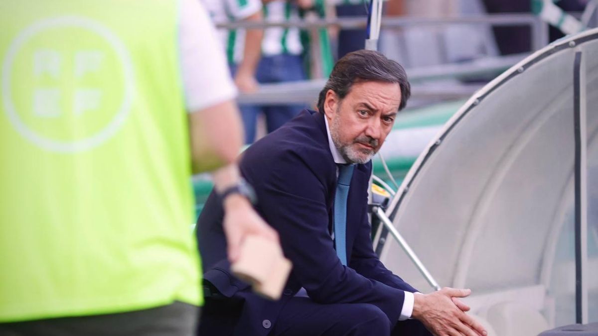 Monterrubio, en el césped de El Arcángel, antes de iniciarse la finalísima entre el Córdoba CF y el Barcelona Atlétic, el pasado domingo.