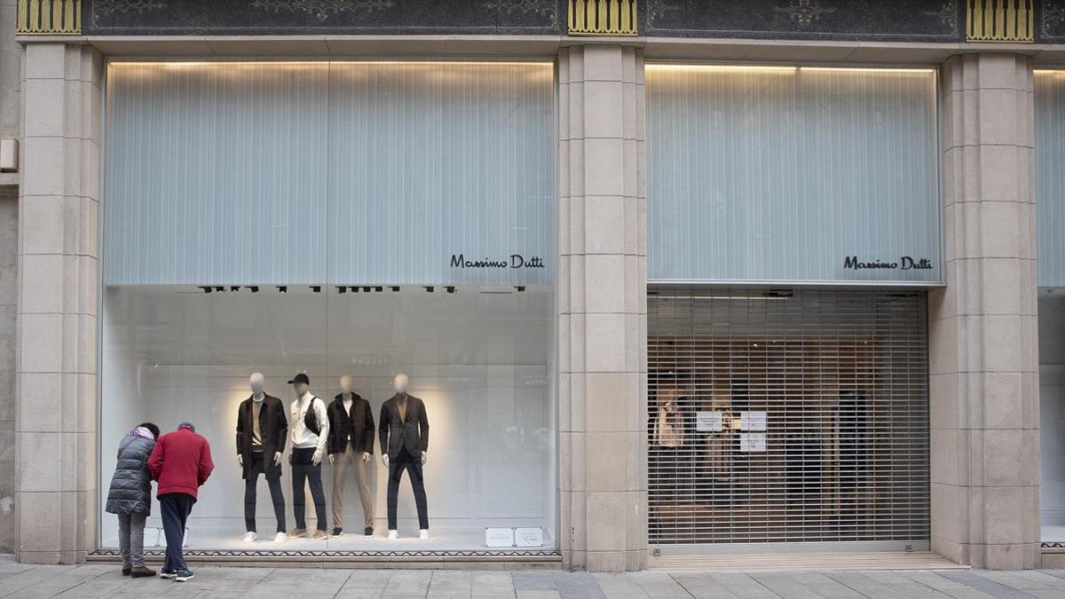 Tienda cerrada por las restricciones en el Portal de l'Àngel