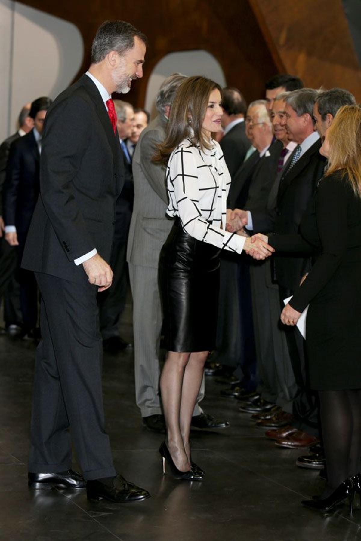 Letizia Ortiz con falda de cuero y blusa de cuadros