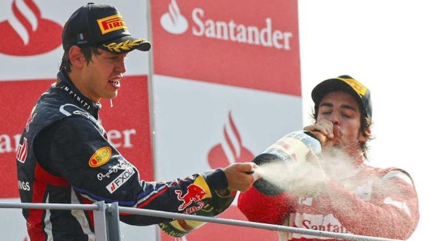 Vettel celebra en el podio la victoria conseguida junto a Fernando Alonso.