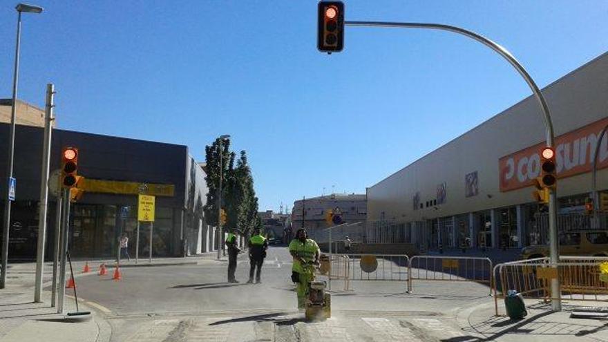 Cruïlla del Sant Joan d&#039;en Coll amb Sant Cristòfol ahir al matí, escatant el pas de vianants