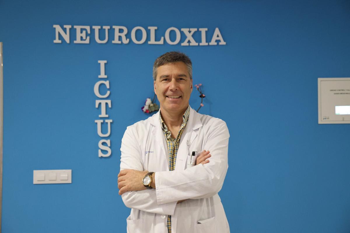 El doctor José Luis Maciñeiras, nuevo jefe de Neurología del Área Sanitaria de Vigo, posa en el Hospital Álvaro Cunqueiro. ENTREVISTA. MEDICO. EOXI. SERGAS. SERVIZO GALEGO DE SAUDE. COMPLEJO HOSPITALARIO UNIVERSITARIO DE VIGO. COMPLEXO. CHUVI