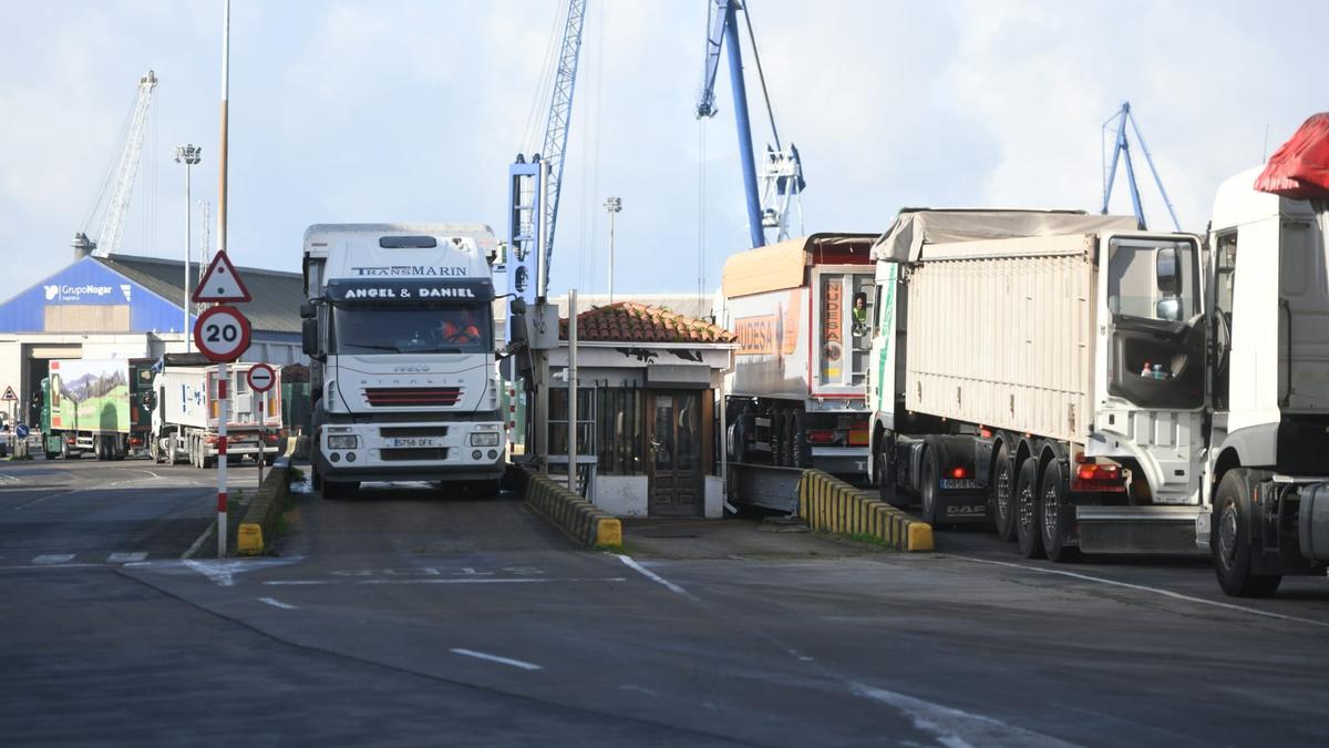 Normalidad absoluta esta mañana en el Puerto de Marín con los camiones pasando por las balanzas de pesaje en los accesos a la rada.