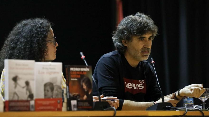 El periodista zamorano Pedro Simón presenta su último libro: &quot;Las malas notas&quot;