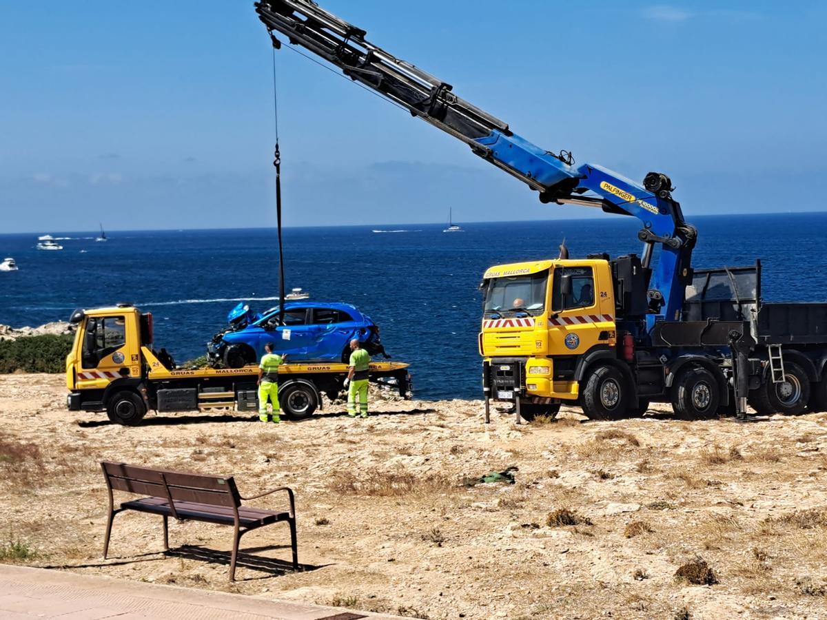 Sacan del mar el coche que cayó en Son Verí