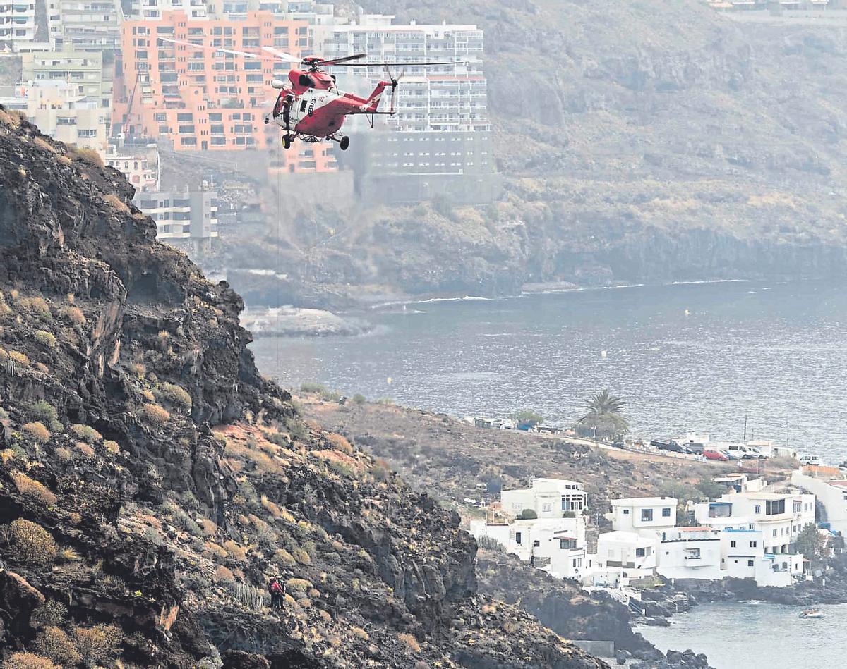 Un helicóptero del Grupo de Emergencias y Salvamento (GES) del 112 en una operación de rescate en Tenerife.