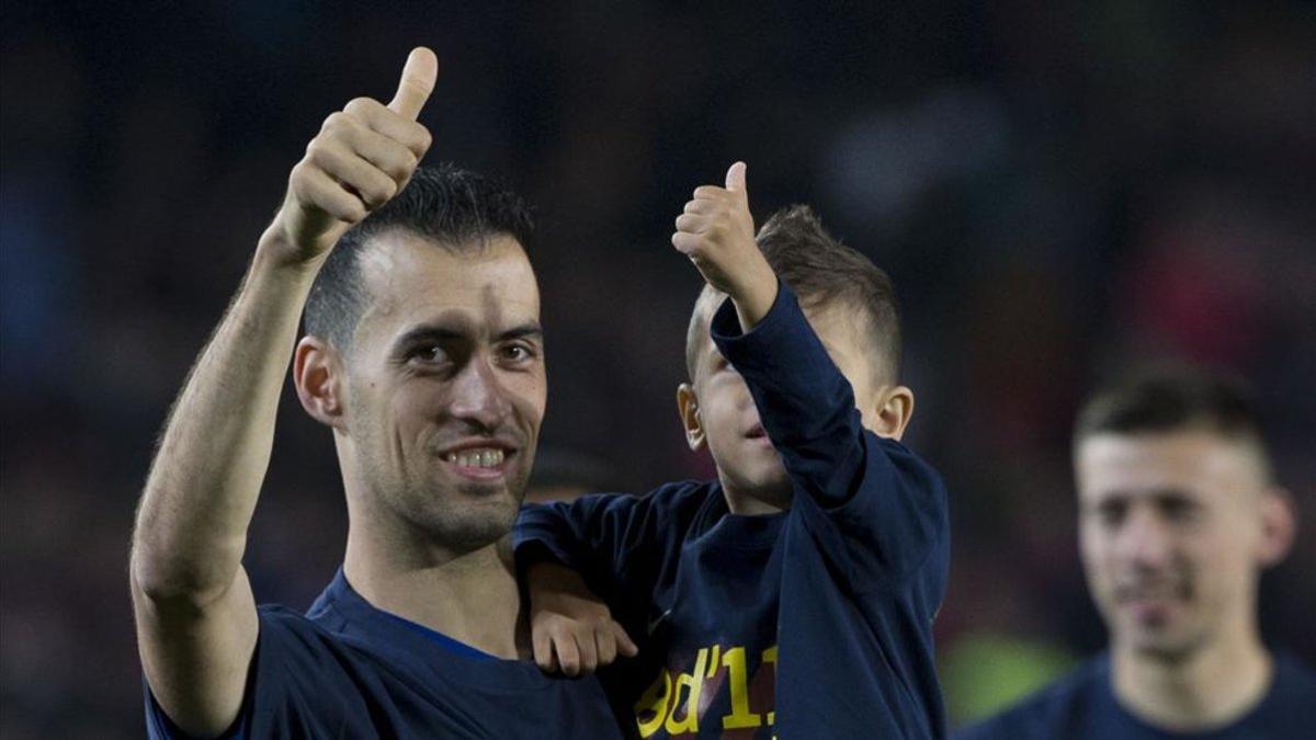 Sergio Busquets celebra el título de Liga con su hijo