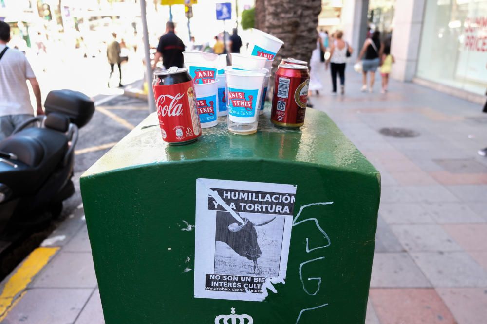 La mascletà de la pirotecnia valenciana Fuegos Artificiales del Mediterráneo hace retumbar la emblemática plaza con un disparo compacto con un potente final terrestre y aéreo