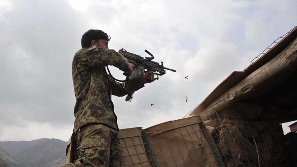 Un soldado afgano en pleno combate contra los talibanes