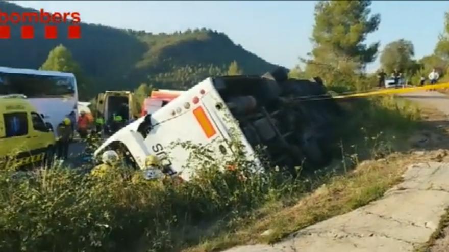 Vuelca un autocar con 50 personas en Rubió (Igualada) y deja a 4 de ellas atrapadas en su interior