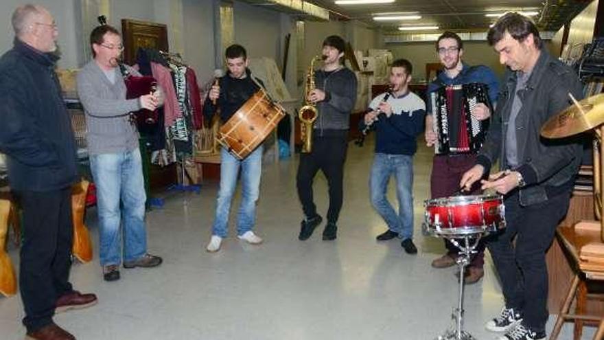 Os Terribles de Arousa en su ensayo de ayer.  // Noé Parga