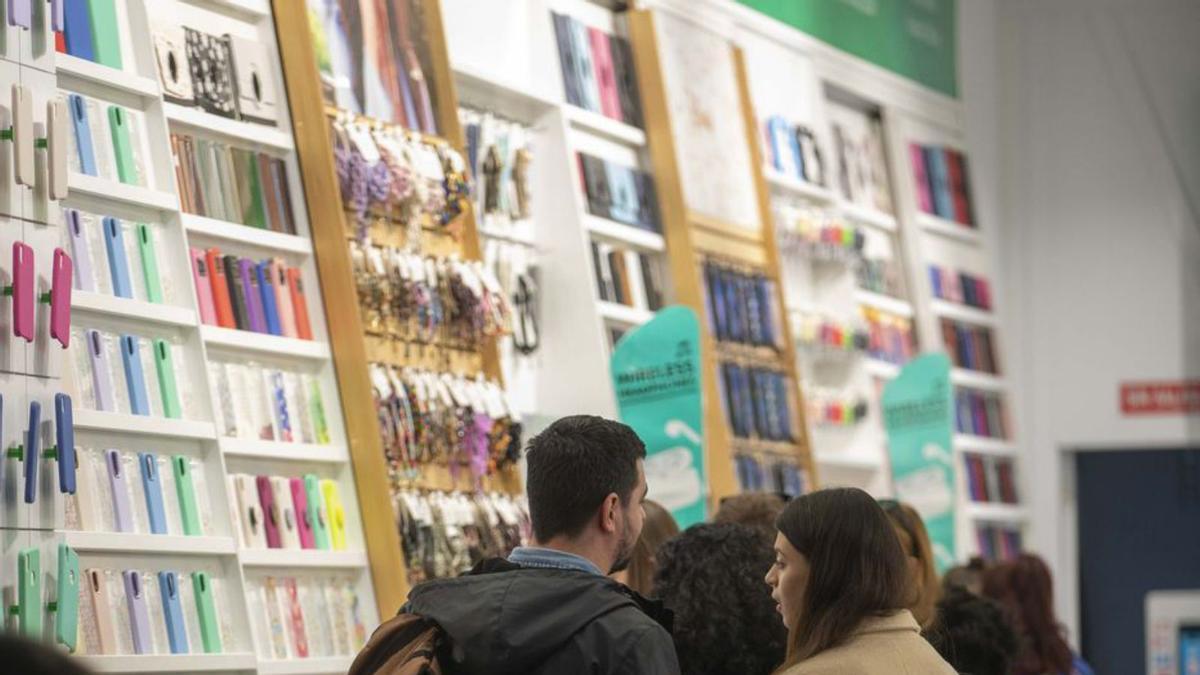 Clientes dentro de una tienda.