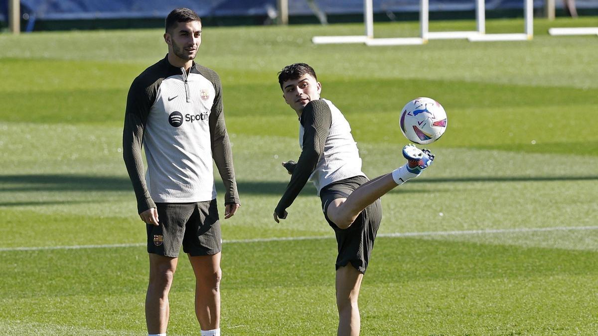 Pedri controla el balón en el último entrenamiento del Barça junto a Ferran Torres antes de jugar en San Sebastián contra la Real Sociedad.