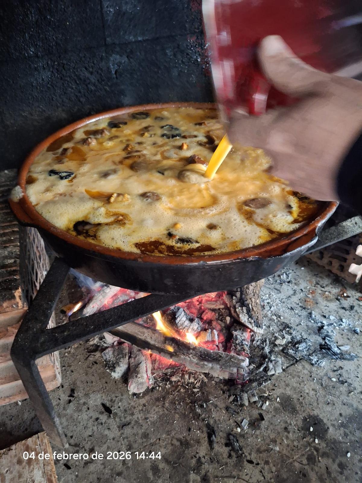 Un momento de la elaboración del arroz con costra este miércoles