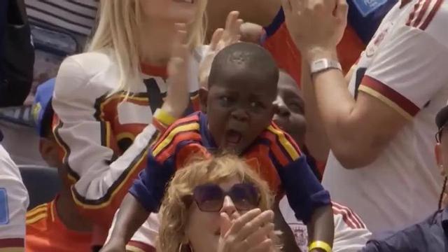 Keyne, germà de Lamine Yamal, celebrant el tercer gol d’Espanya contra Àustria en el Mundial