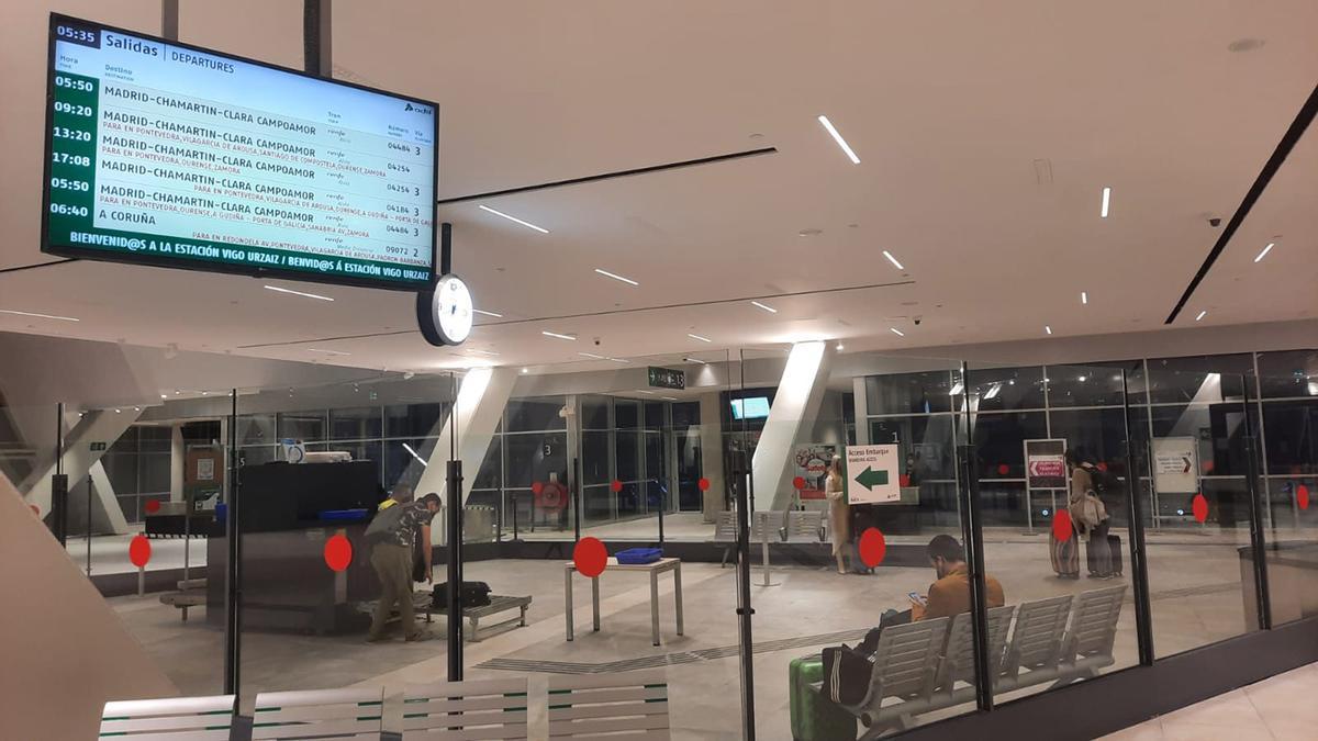 Gente esperando al embarque del primer tren destino a Madrid