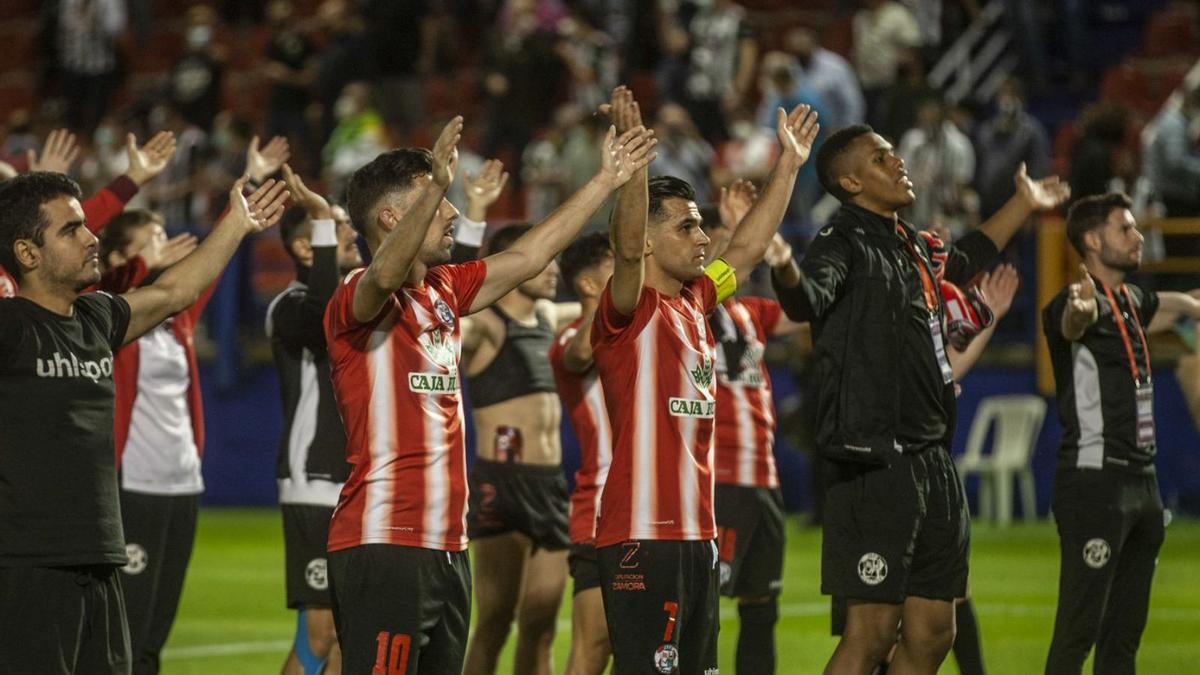 El Zamora CF aplaude a la afición tras el encuentro de play-off ante el Badajoz.