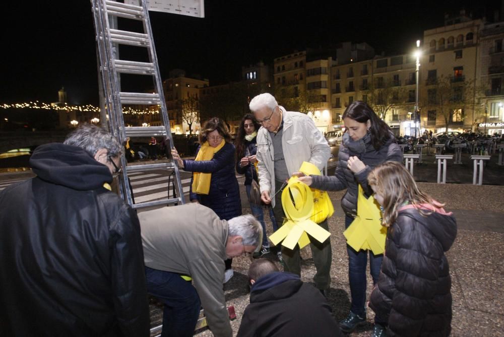 Acció per posar llaços grocs a la ciutat de Girona