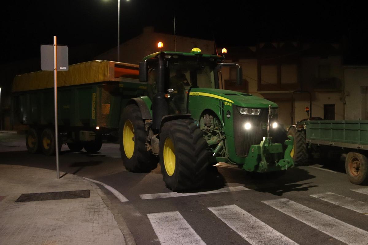 Tractores del Camp de Tarragona salen hacia Barcelona en una marcha lenta por la AP-2