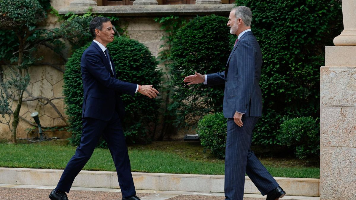 El presidente del Gobierno, Pedro Sánchez (i), y el rey Felipe VI, durante su despacho en el Palacio de Marivent, en Palma de Mallorca, este martes.