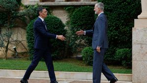 El presidente del Gobierno, Pedro Sánchez (i), durante el despacho con el rey Felipe VI este martes, en el Palacio de Marivent, en Palma de Mallorca. 