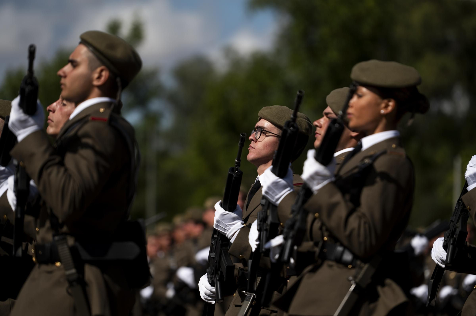 EN IMÁGENES | Multitudinaria jura de bandera en Cáceres con récord de mujeres soldado