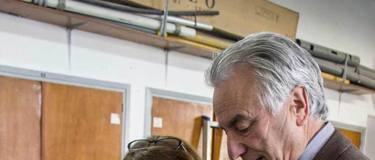 Inma Álvarez y Celestino González Nicieza, en los laboratorios de la Escuela de Minas de Oviedo.