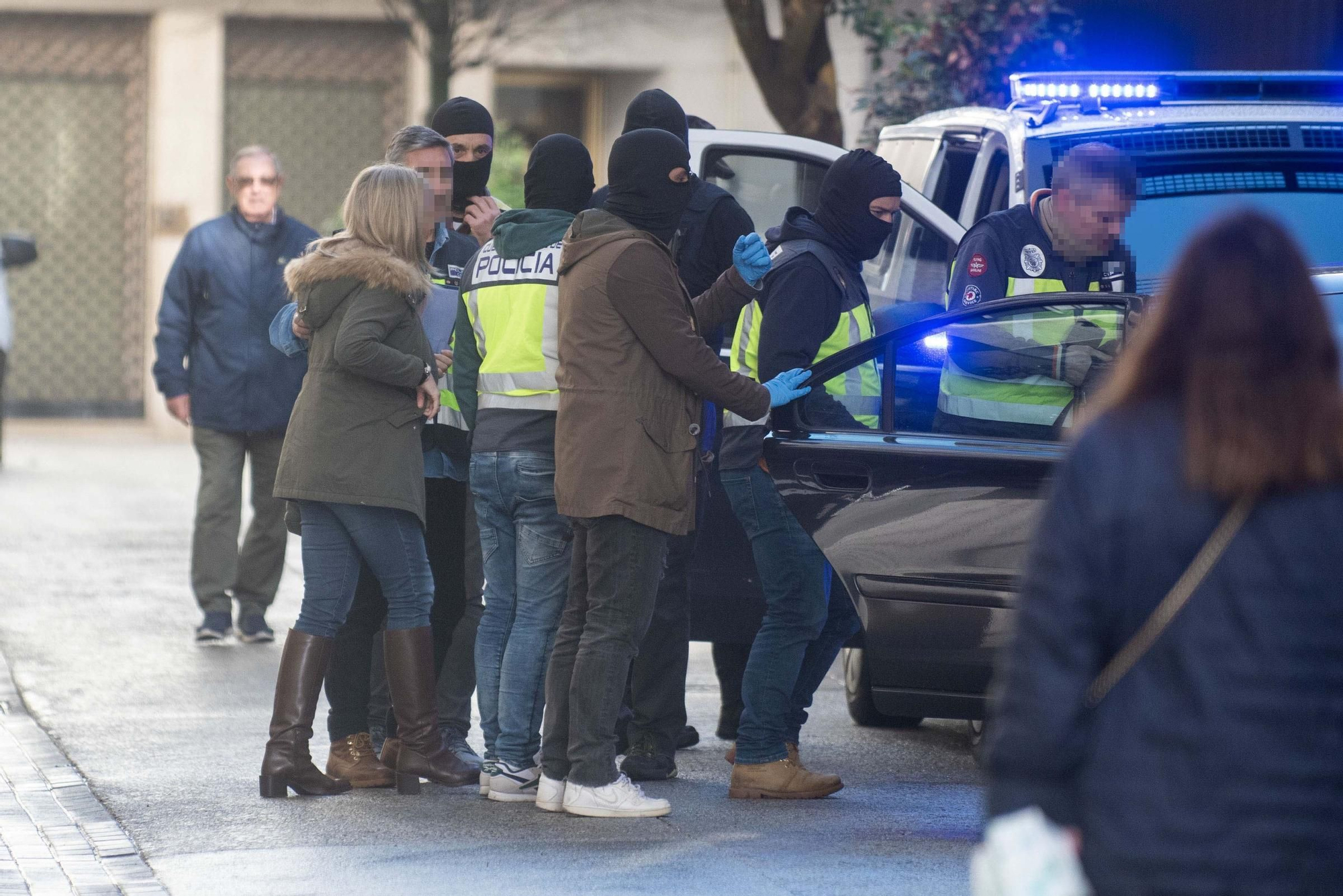 La Policía Nacional registra varios domicilios en A Coruña relacionados con el menudeo de drogas