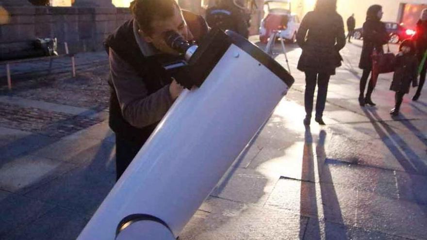 Un aficionado observando el cielo a través de su telescopio.