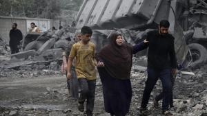 Una familia entre escombros en la Franja de Gaza.