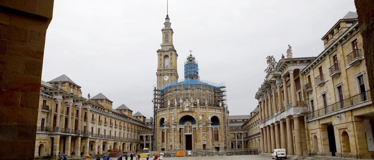 La torre y la cúpula de la Universidad Laboral, en obras, hace unos días.